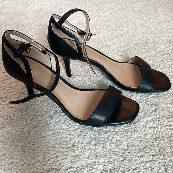 Le Château Leather Heels - Picture 6 of 7